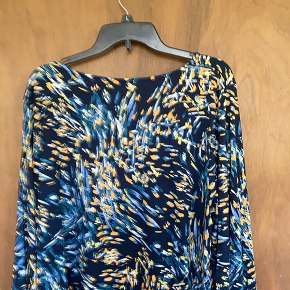 Relist3/24 Zac & Rachel abstract print top with stretch tie detail at hemline 2X - Picture 16 of 17